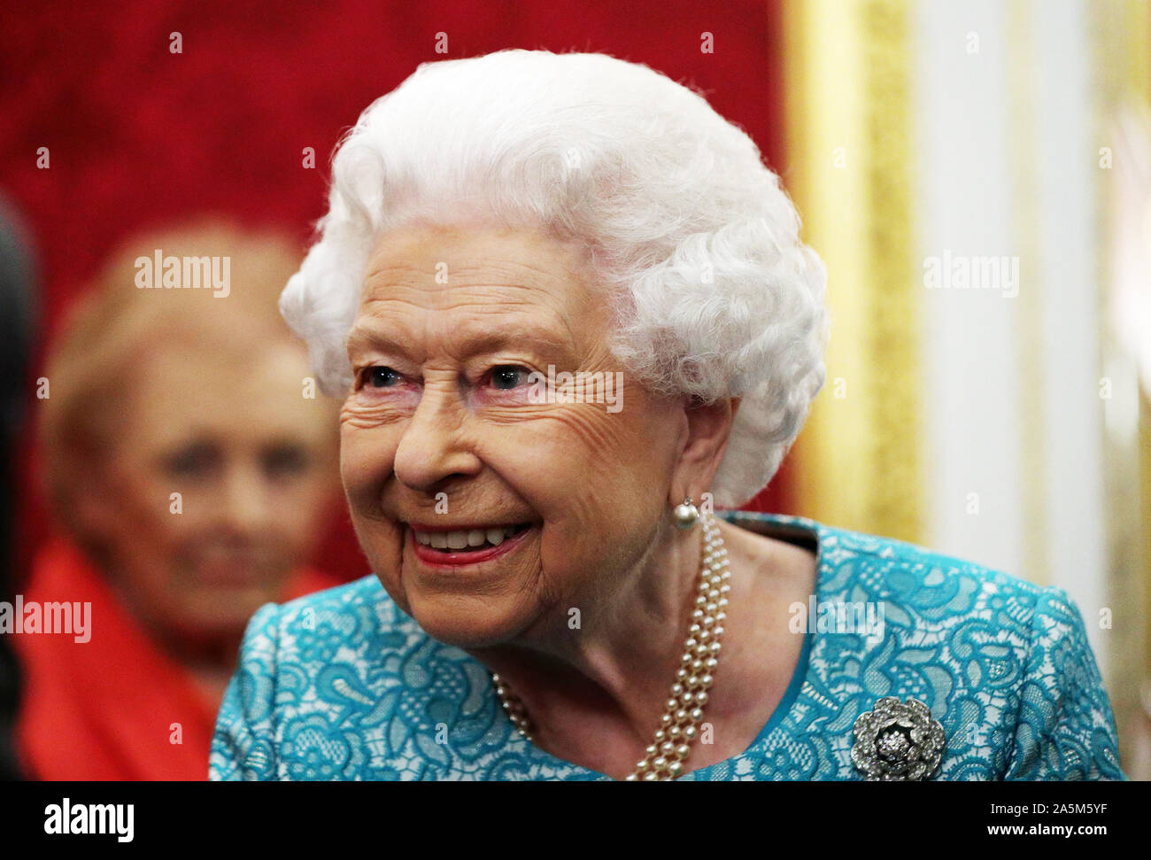 Königin Elizabeth II. bei einem Empfang zum 60. Jahrestag der Wasserbecher Trauerfall Pflege im St James's Palace in London zu markieren. Stockfoto