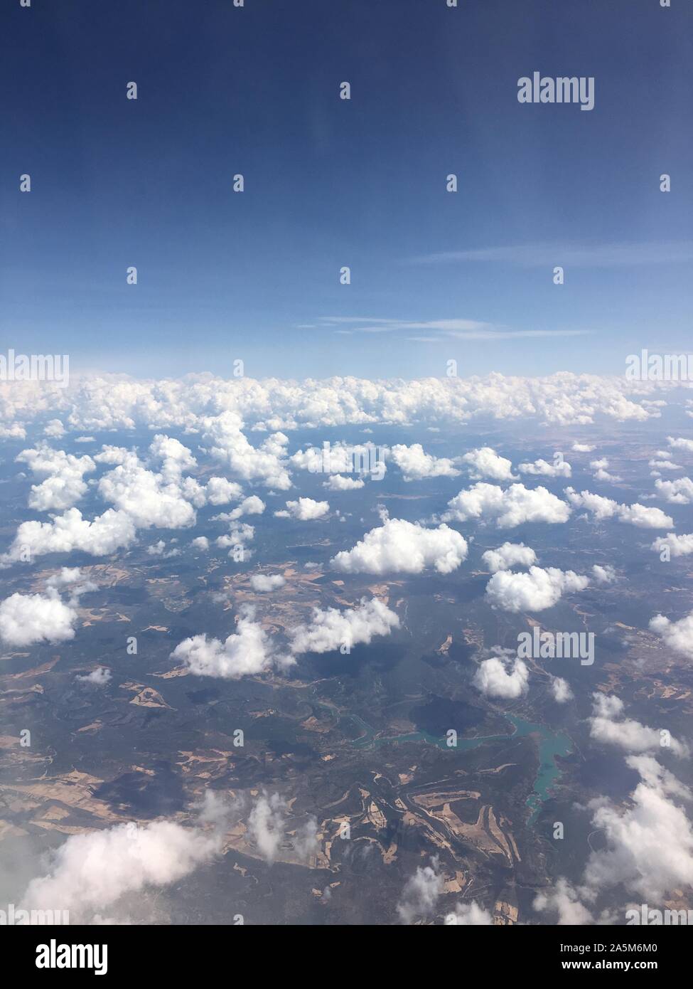 Swooping, über den Wolken, der See, die Berge und die Landschaft Stockfoto
