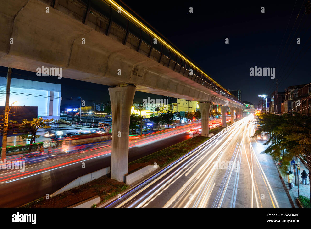 Pol der Sky Train mit blur Licht von sich bewegenden Verkehr Auto Stockfoto