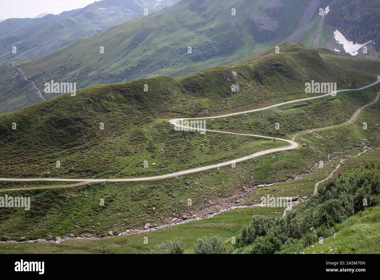 Ein Verdrehen der natürlichen Pfad in einer Schweizer Tal Stockfoto