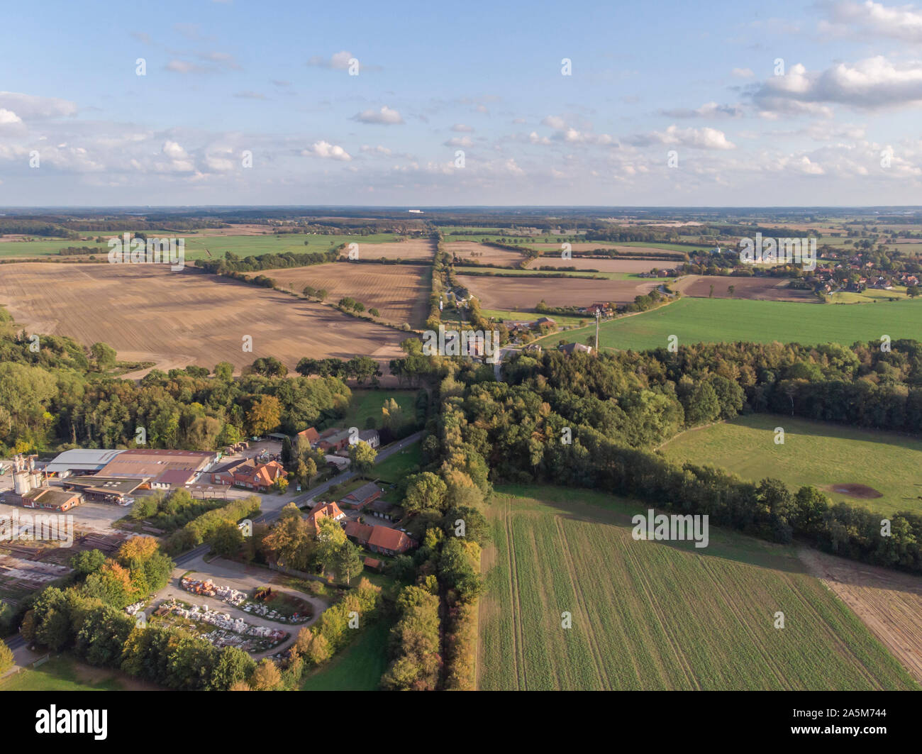 Luftaufnahme von einer ww2 Bombardierung Website in historischen Hollenbek, Deutschland Stockfoto