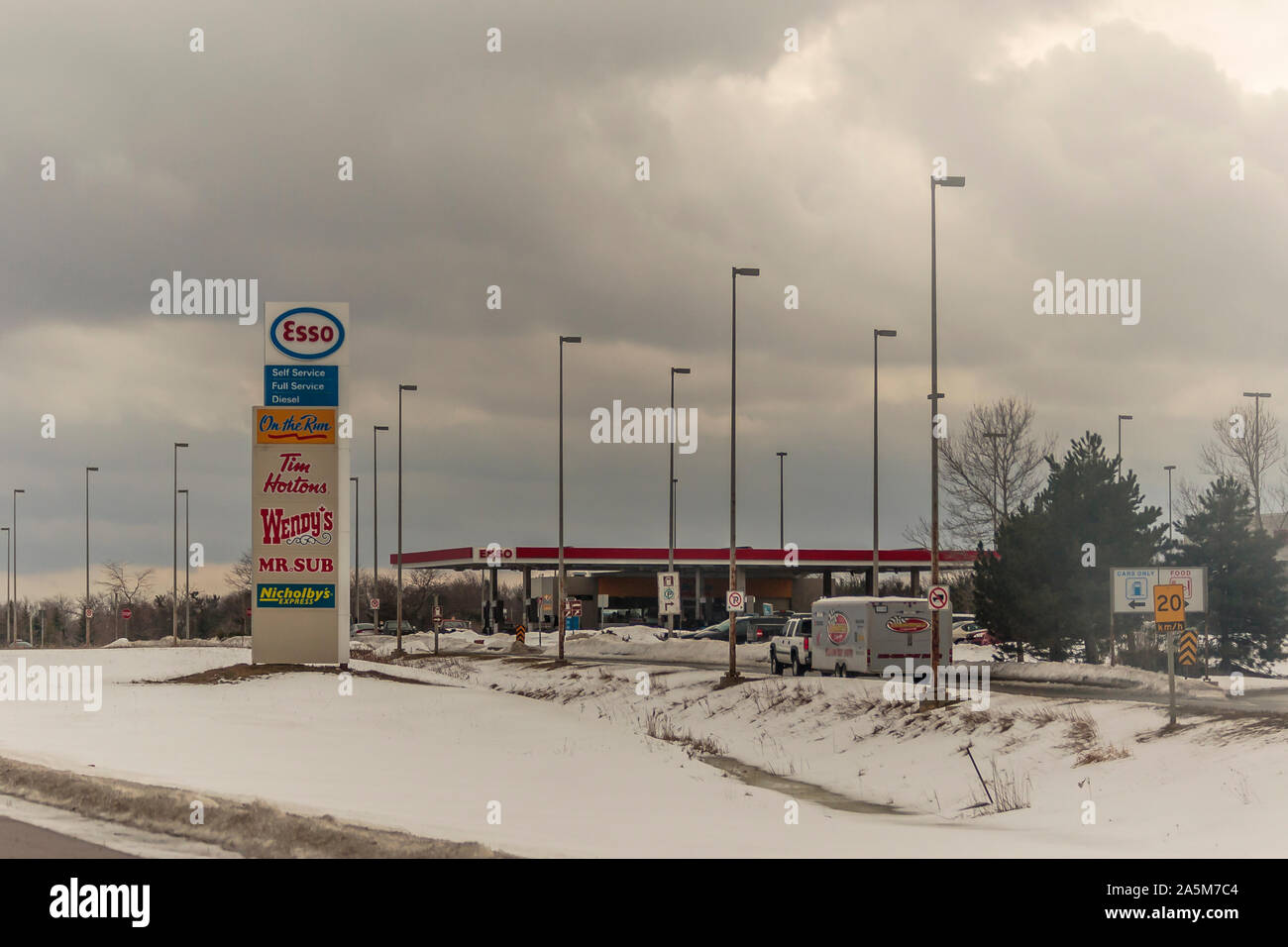 Ontario, Kanada, im Februar 2008 - eine Tankstelle mit Essen und Trinken Dienstleistungen auf der Autobahn von Toronto im Norden Stockfoto