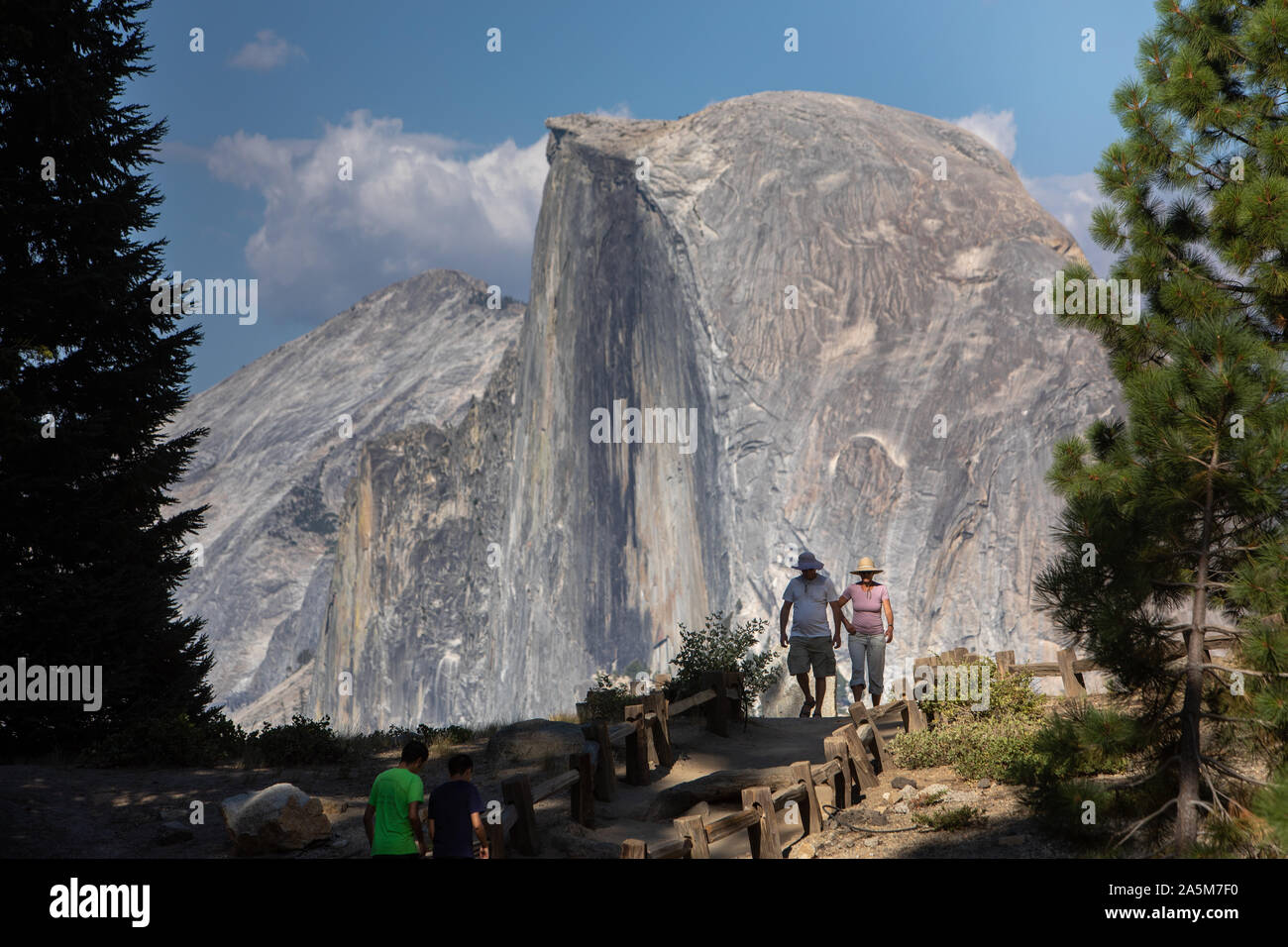 Zwei Touristen, Half Dome, Yosemite, Blick vom Glacier Point. Stockfoto