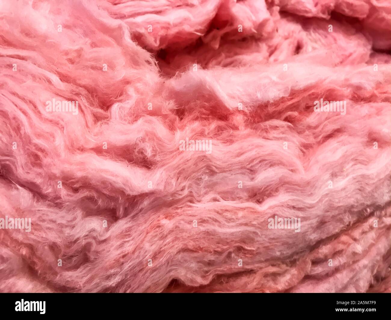 Rosa Schichten mineralischer Fiberglas für Temperatur Isolierung verwendet Stockfoto