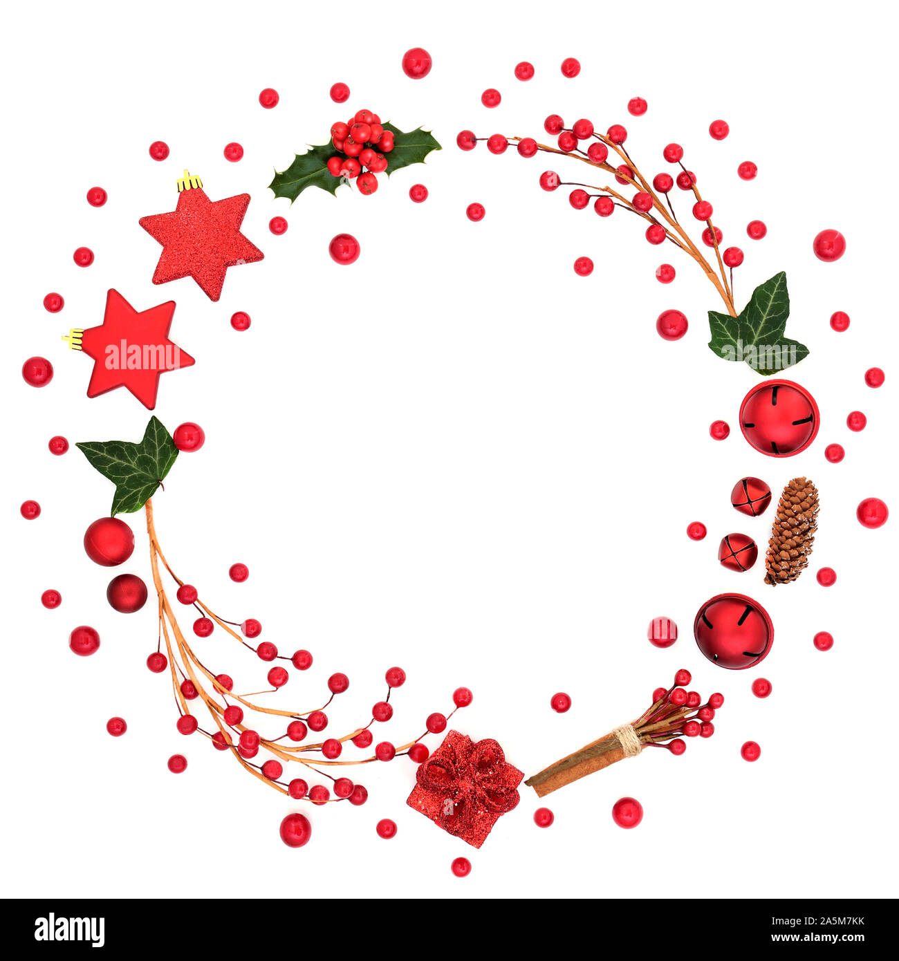 Abstract Christmas wreath Dekoration mit roten Kugeln, berry Sprays, Holly und Winter Flora auf weißem Hintergrund mit kopieren. Stockfoto