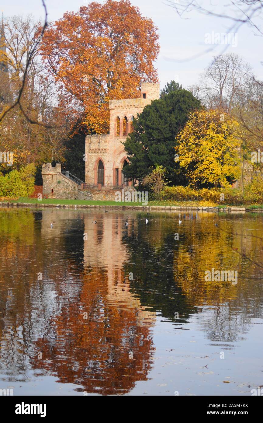 Schöne Szene im Herbst in der Natur mit Fallen und farbenfrohe Bäume Stockfoto