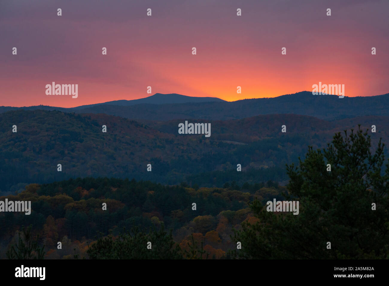 Sonnenuntergang über den Bergen in der Nähe von Quechee, Vermont. Stockfoto