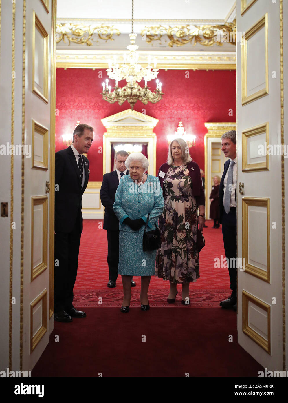 Königin Elizabeth II. zu einem Empfang zum 60. Jahrestag der Wasserbecher Trauerfall Pflege im St James's Palace in London zu markieren. Stockfoto