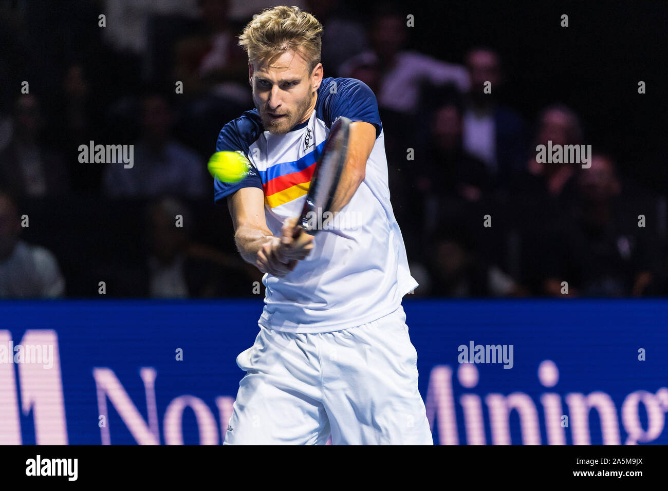 21. Oktober 2019; St. Jakobshalle, Basel, Schweiz; ATP World Tour Tennis, Swiss Indoors; Peter Golowczyk (GER) spielt eine Rückhand in seinem Match gegen Roger Federer (SUI) - Redaktionelle Verwendung Stockfoto