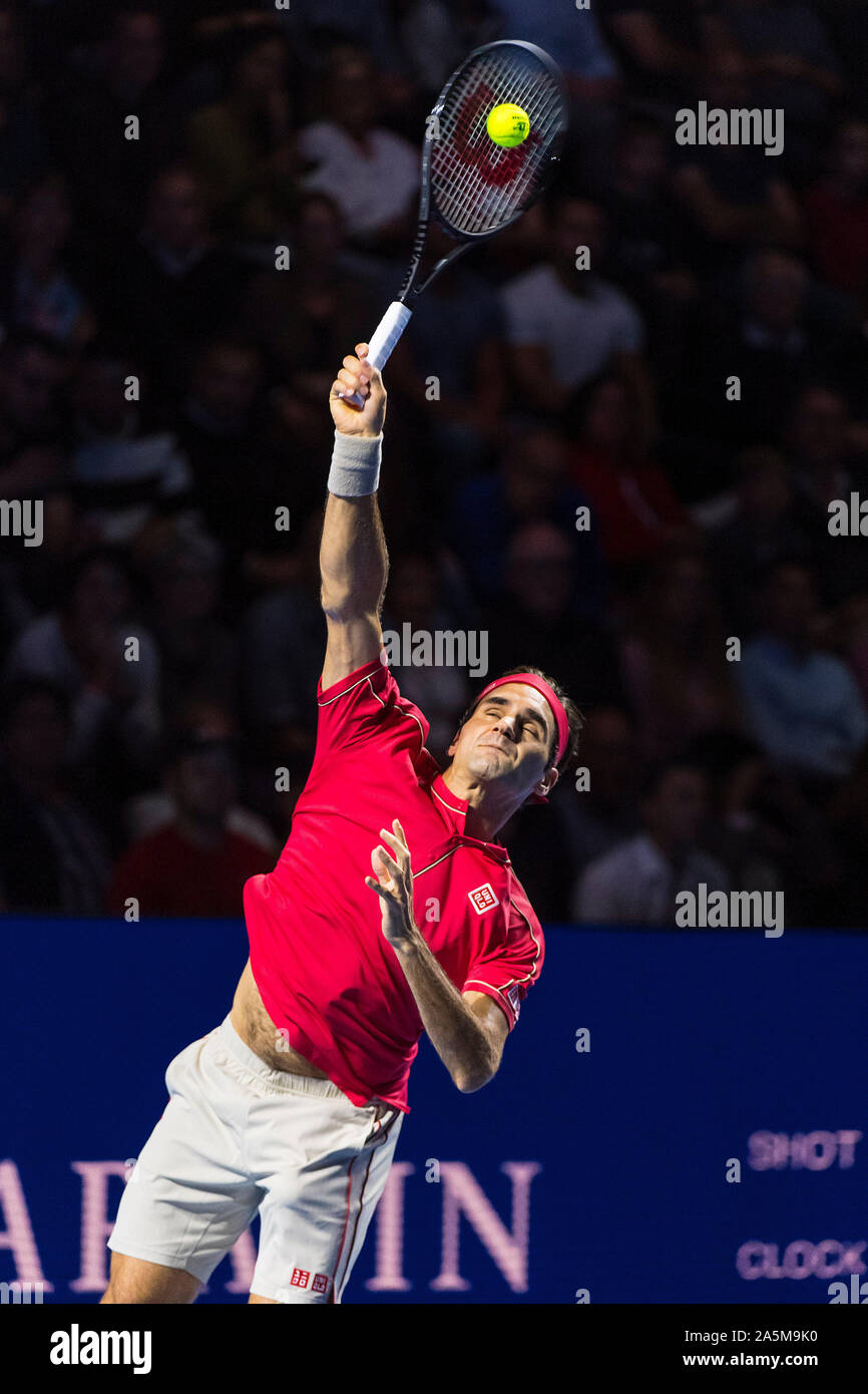 21. Oktober 2019; St. Jakobshalle, Basel, Schweiz; ATP World Tour Tennis, Swiss Indoors; Roger Federer (SUI) dient der Kugel während seinem Match gegen Peter Golowczyk (GER-redaktionelle Verwendung Stockfoto