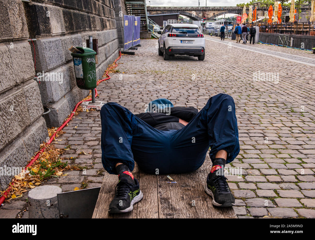 Obdachlosen schlafen auf Holzbank, Prag, Tschechische Republik Stockfoto