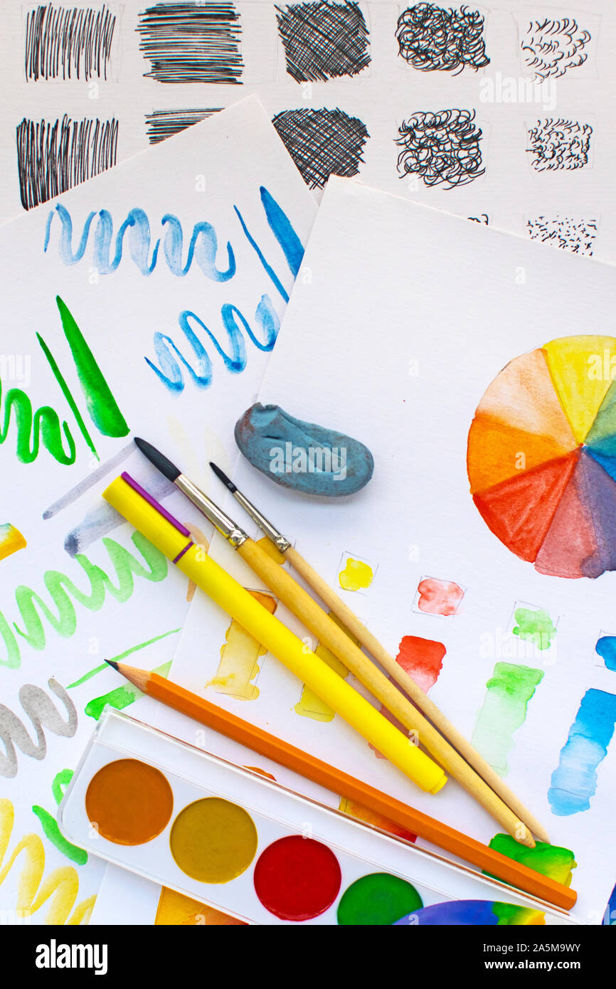 Das Blatt mit Übungen: Aquarell-Testelemente. Farbmischung, Farbrad und Schraffur. Stockfoto