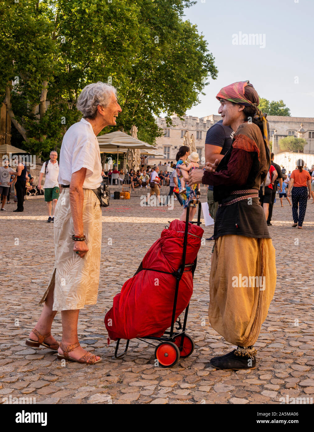 Vagrant im Gespräch mit älteren Frau, Avignon Notre Dame Kathedrale &Square, Avignon, Provence, Frankreich Stockfoto