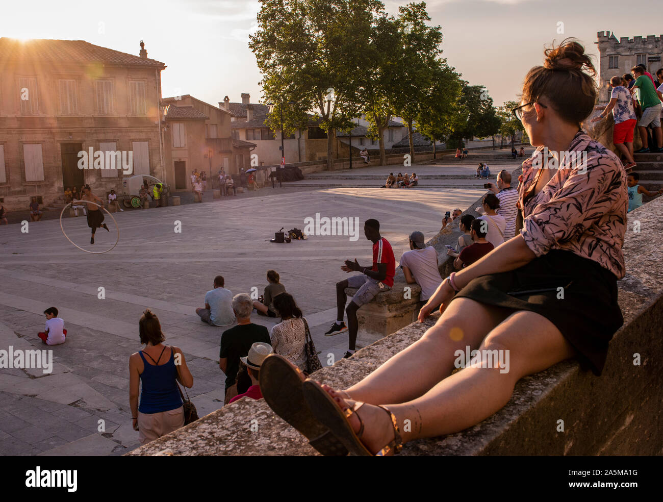 Touristen beobachten Leistung in eckigen, Avignon Notre Dame Kathedrale &Square, Avignon, Provence, Frankreich Stockfoto