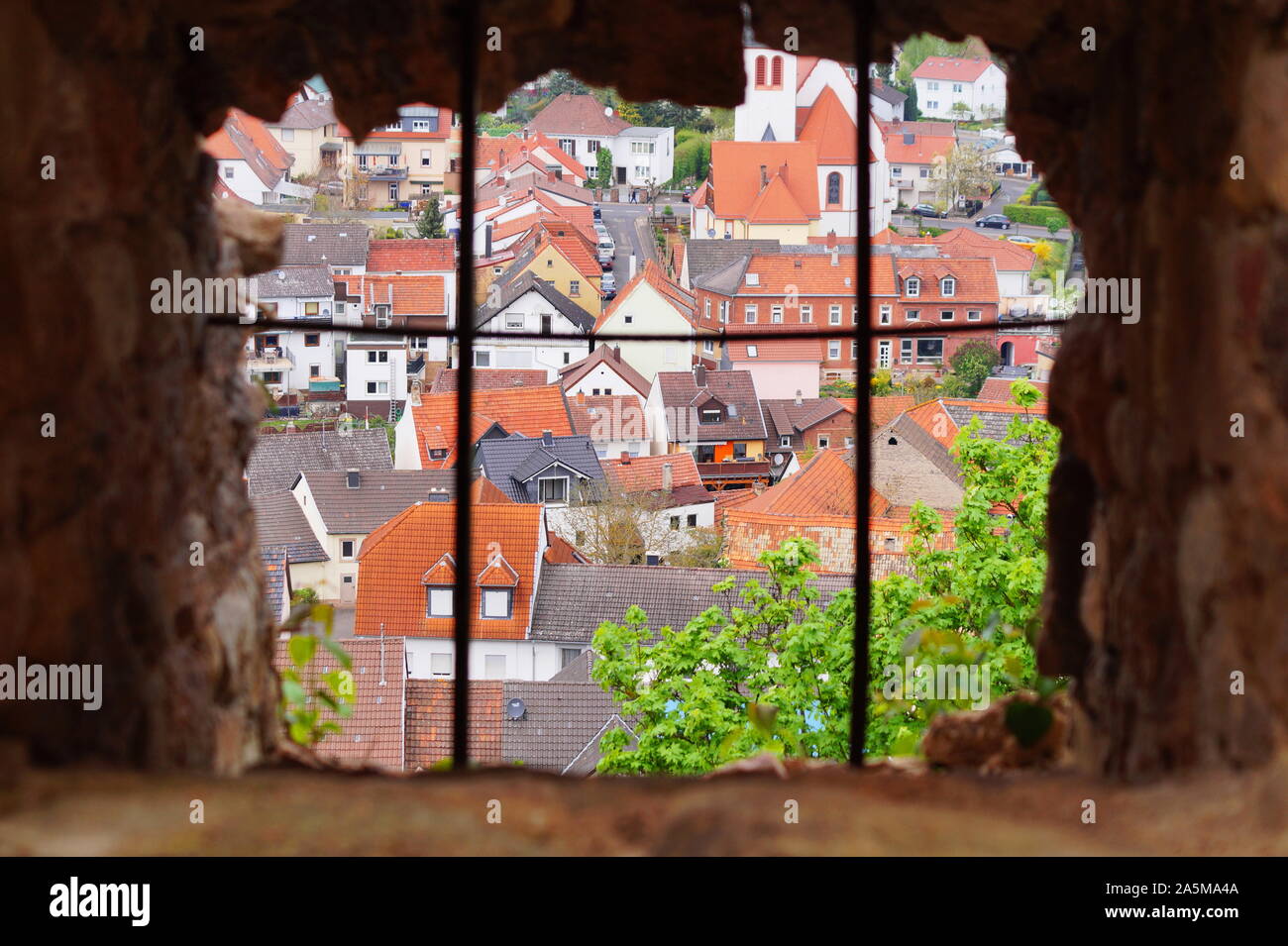 Eine Ansicht aus einem alten Fenster einer Burg an die Stadt Bad Münster am Stein Ebernburg in Deutschland Stockfoto