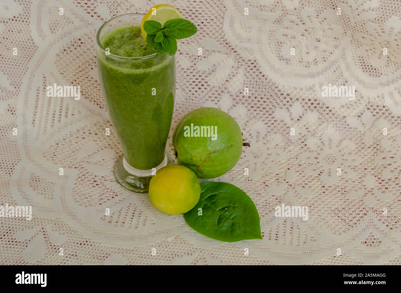 Grüne Spinat Saft mit Guave Stockfoto