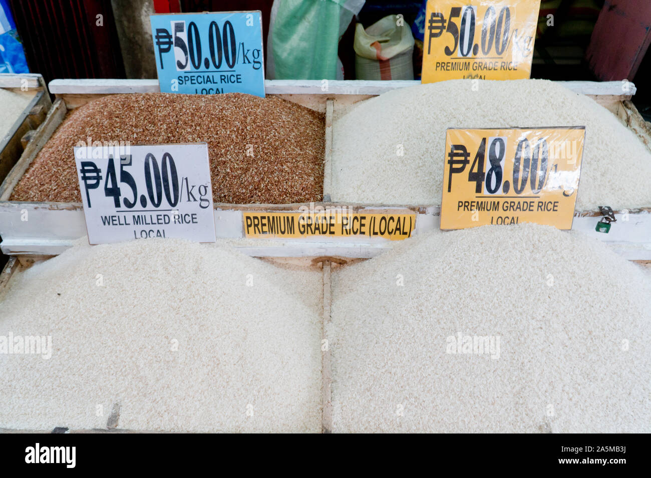 Sortiment von Reis auf dem Zähler. Verkauf von Reis in einem asiatischen Markt. Stockfoto