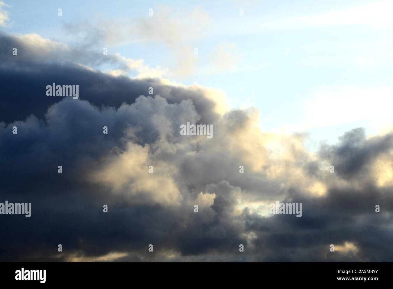 Grau, dunkel, weiß, Wolke, Wolken, Himmel, Wetter, Meteorologie Stockfoto
