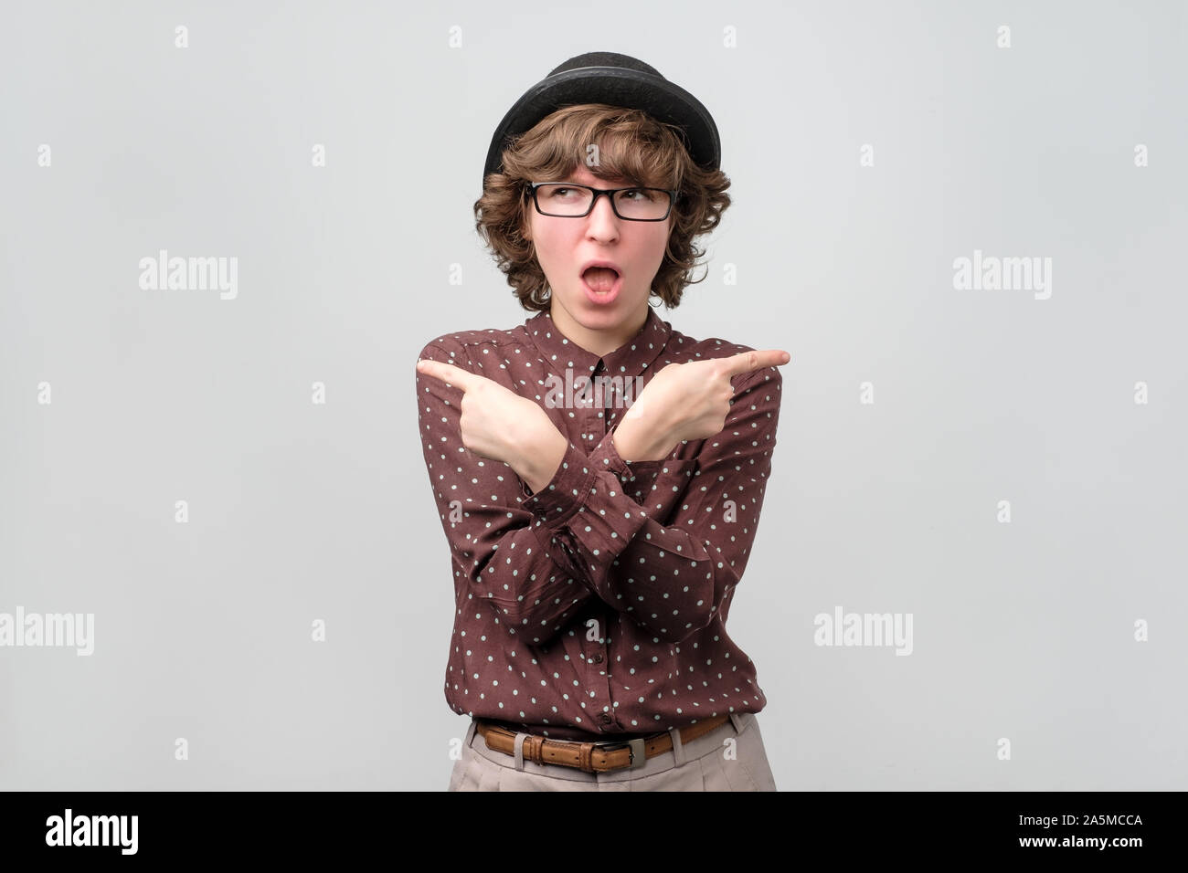 Hübsche junge französische Frau zeigen Sie zwei Möglichkeiten. Stockfoto
