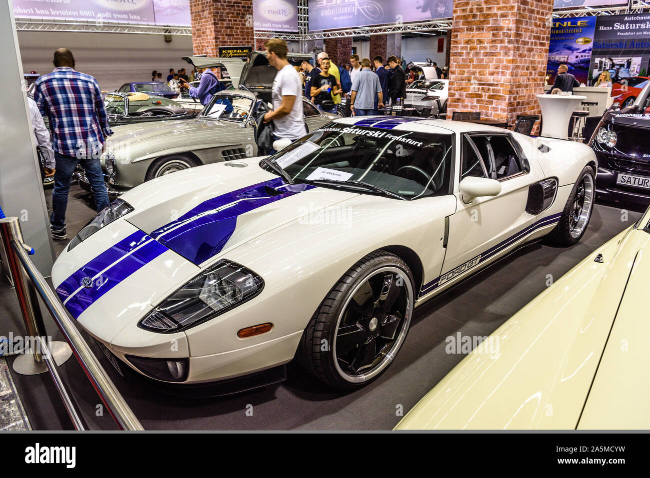 FRANKFURT, Deutschland - September 2019: Weiß violett violett Ford GT der ersten Generation Sport Coupe 2004 2006, IAA International Motor Show Auto Ausstellung. Stockfoto