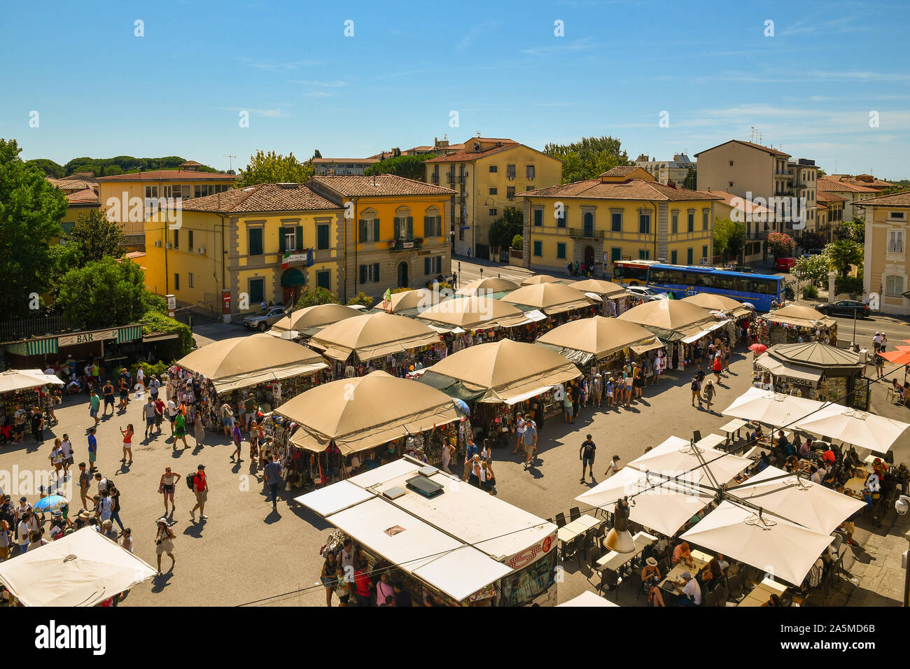 Erhöhte Ansicht eines Street Market in einem Quadrat vom historischen Zentrum der berühmten Stadt Pisa mit Touristen Einkaufen im Sommer, Toskana, Italien Stockfoto