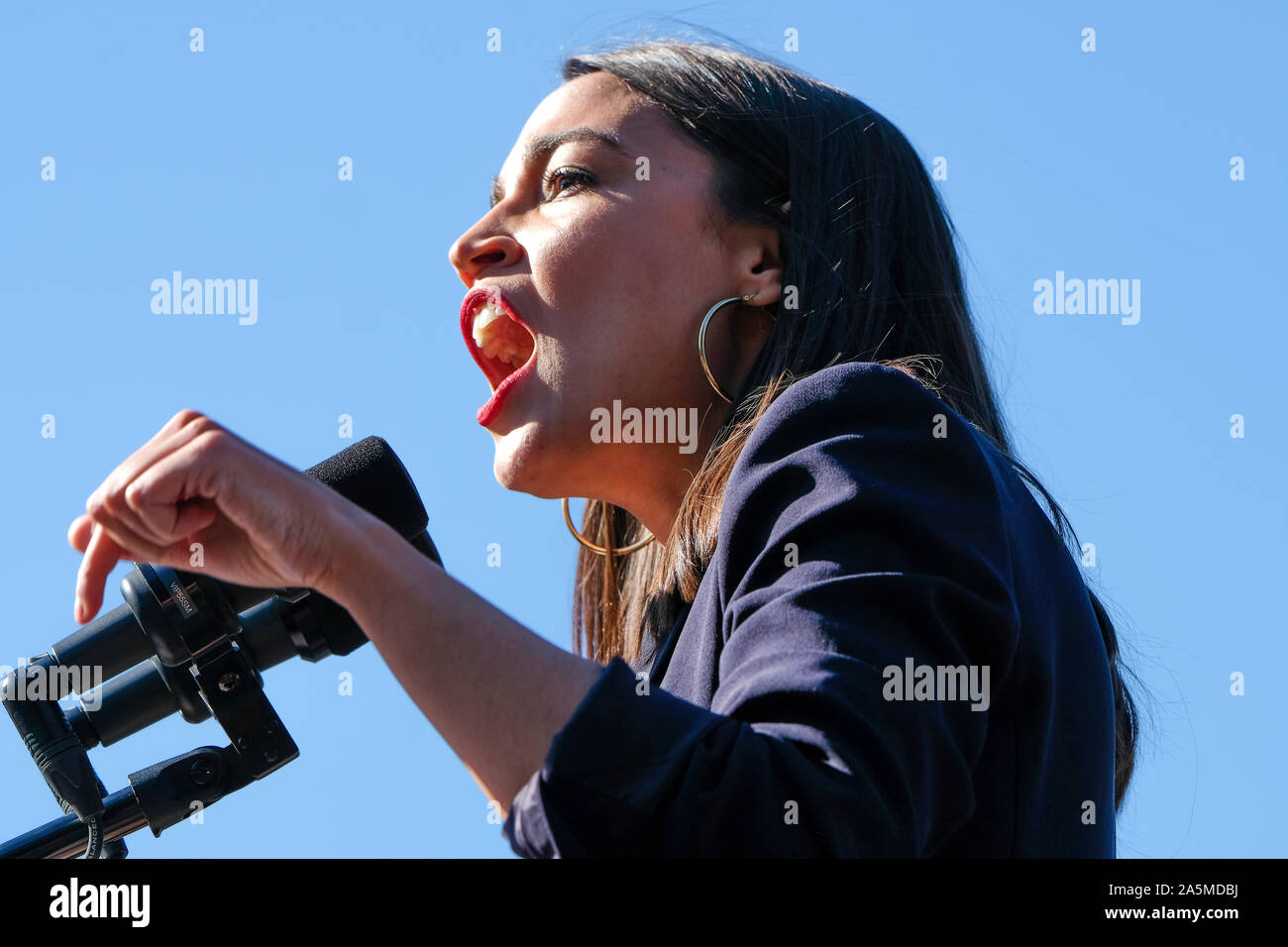Alexandria Ocasio Cortez stellt Bernie Sanders bei einer Wahlkampfveranstaltung in Queens, New York. Stockfoto