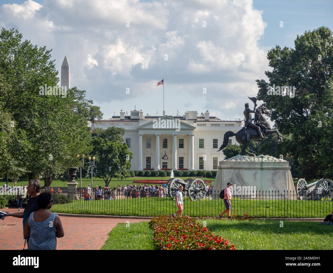Washington D.C., District of Columbia, Sommer 2018 [United States US White House, Rasen und Garten hinter dem Zaun, touritst Besucher auf der Straße] Stockfoto