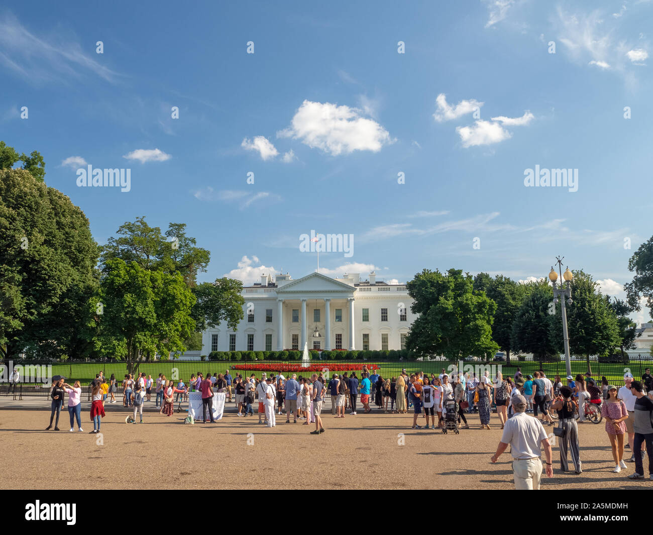 Washington D.C., District of Columbia, Sommer 2018 [United States US White House, Rasen und Garten hinter dem Zaun, touritst Besucher auf der Straße] Stockfoto
