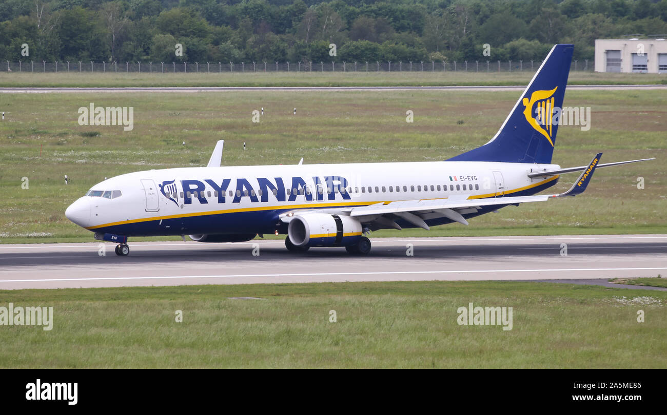 Düsseldorf, Deutschland - 26. MAI 2019: Ryanair Boeing 737-8 ALS (CN 40292) Taxi im Flughafen Düsseldorf. Stockfoto