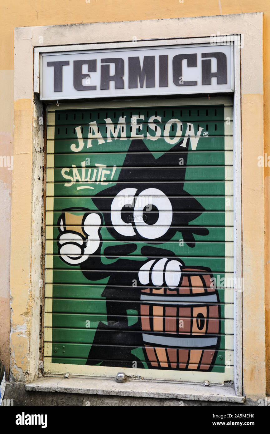 Jameson Whiskey Wandbild Werbung auf einer Steel roll up Tür in Trastevere in Rom, Italien Stockfoto