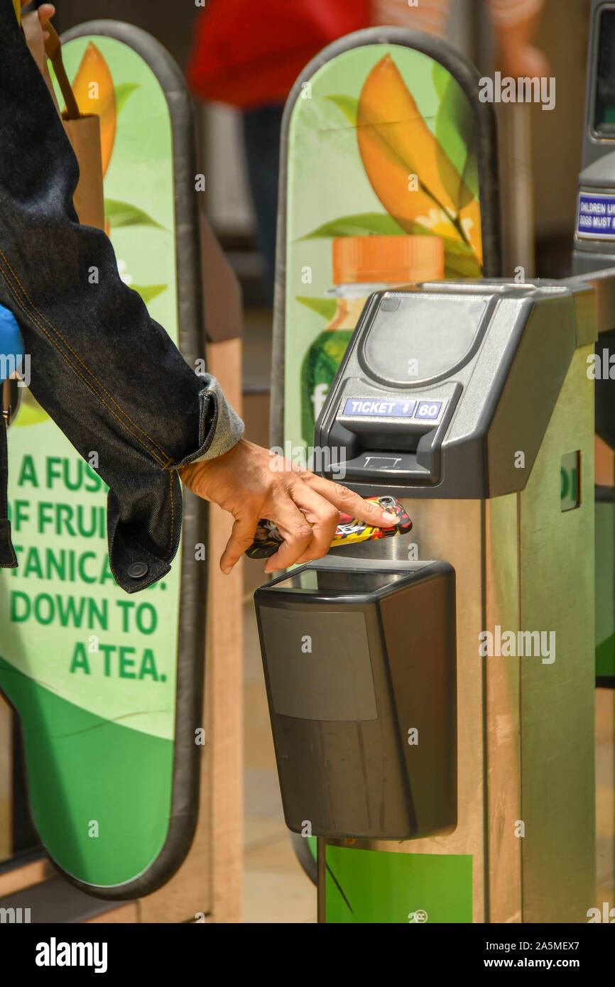 LONDON, ENGLAND - Juli 2018: Nahaufnahme von einem über ein Handy das Ticket Barriere an der Plattform an der London Paddington Station zu öffnen Person Stockfoto