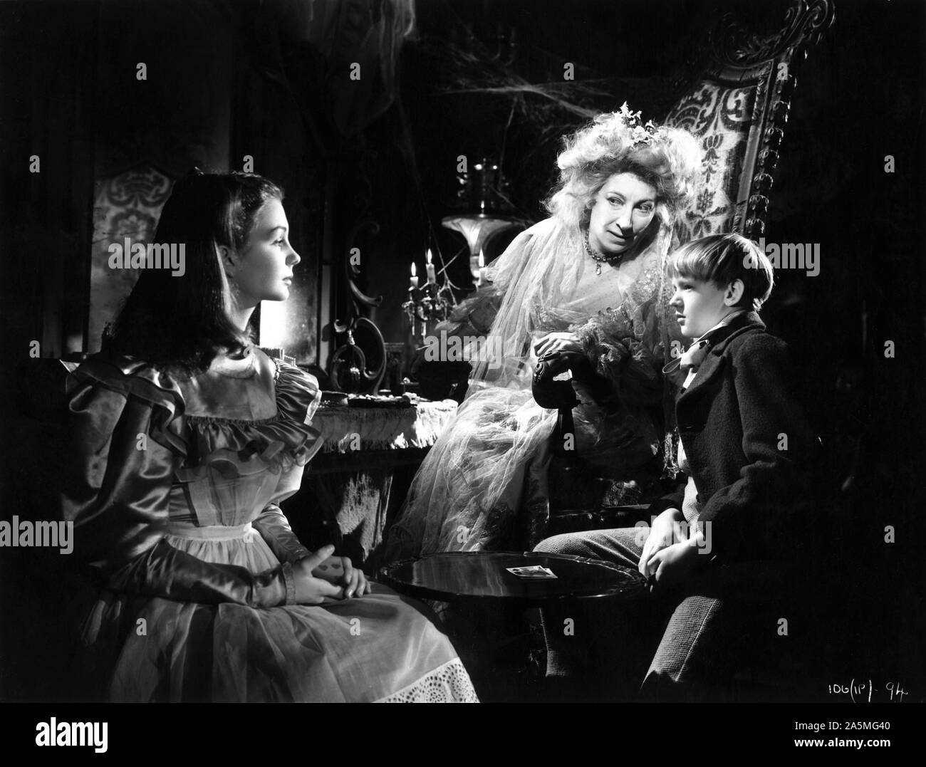 JEAN SIMMONS als junge Estella MARTITA HUNT als Miss Havisham und ANTHONY WAGER als Pip in GROSSE ERWARTUNGEN Direktor 1946 DAVID LEAN Roman CHARLES DICKENS Cineguild/Allgemein Film Distributors/GFD Stockfoto