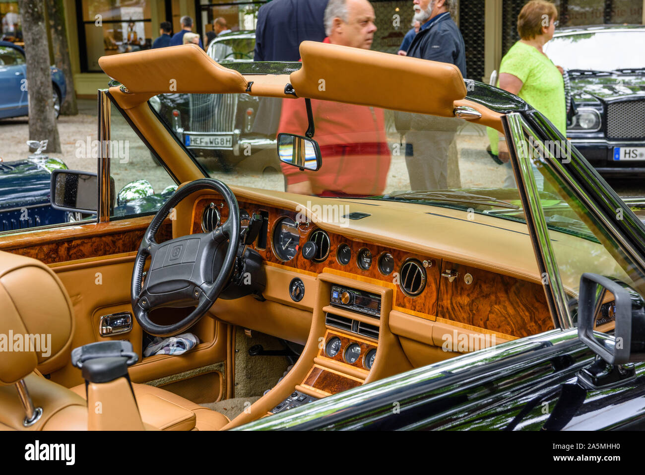 BADEN BADEN, Deutschland - Juli 2019: beige Lederausstattung von Bentley T1 Cabrio 1970, Oldtimer Treffen im Kurpark. Stockfoto