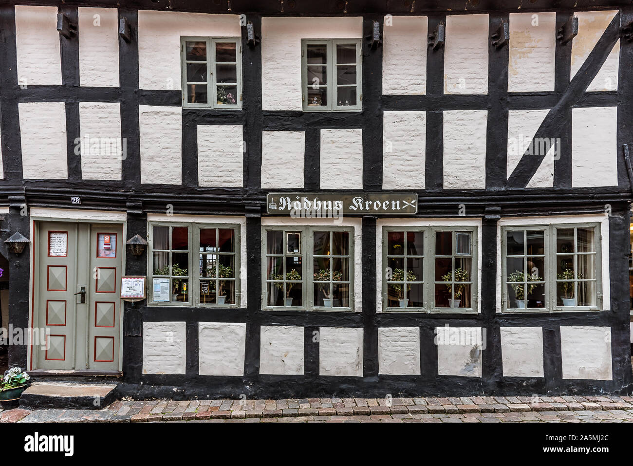 Restaurant in einem alten schwarze und weiße Fachwerkhaus in Ebeltoft, Dänemark, September 9, 2019 Stockfoto