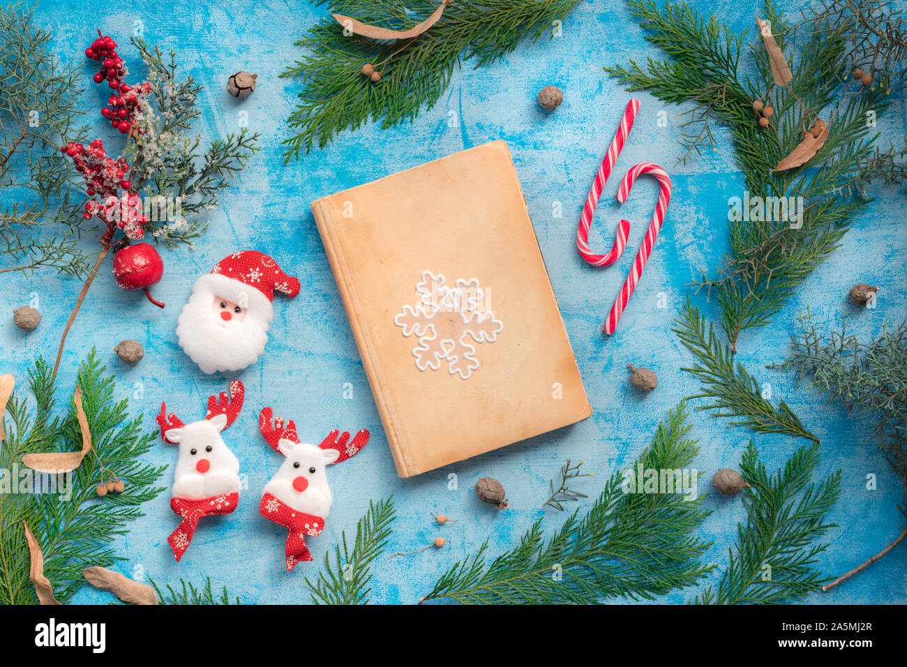Weihnachtsdekoration und vintage Märchenbuch mock up auf dem Tisch, flach Top View Stockfoto