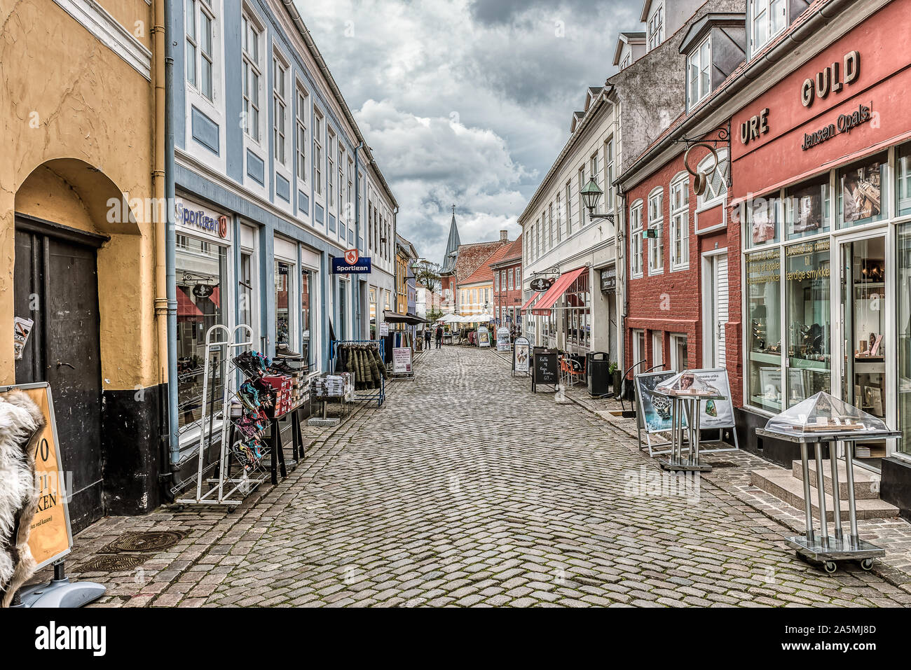 Die Fußgängerzone mit vielen verschiedenen Geschäften in Ebeltoft, Dänemark, September 9, 2019 Stockfoto