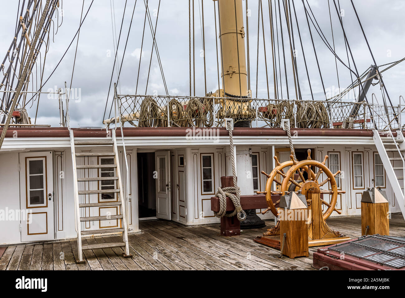 Das obere Deck auf der Fregatte Jylland mit Lenkrad und Saling rig, Ebeltoft, Dänemark, September 9, 2019 Stockfoto