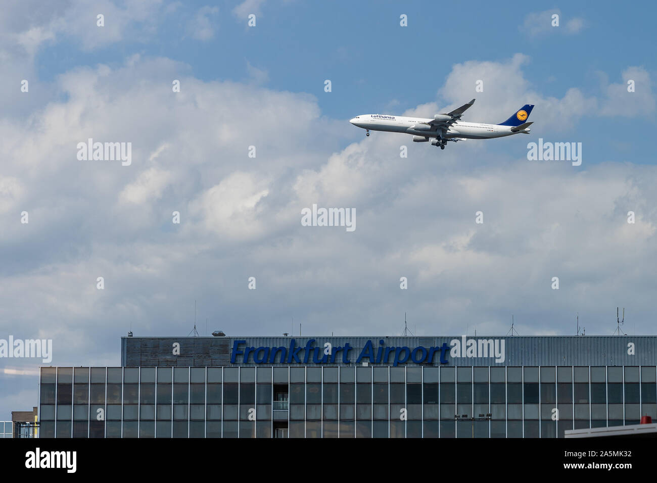 Frankfurt am Main, Hessen / Deutschland - September 11, 2019: Ein Flugzeug der Fluglinie Lufthansa über den Flughafen Frankfurt anmelden Fliegen ist Stockfoto
