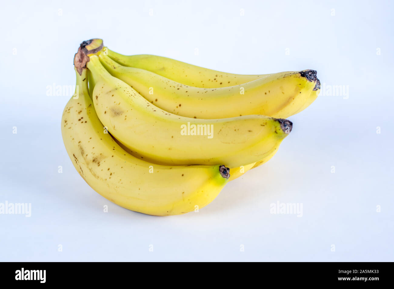 Bündel gelb reife Bananen auf weißem Hintergrund Stockfoto