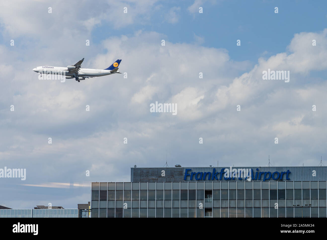 Frankfurt am Main, Hessen / Deutschland - September 11, 2019: Ein Flugzeug der Fluglinie Lufthansa vorbei am Flughafen Frankfurt anmelden Stockfoto