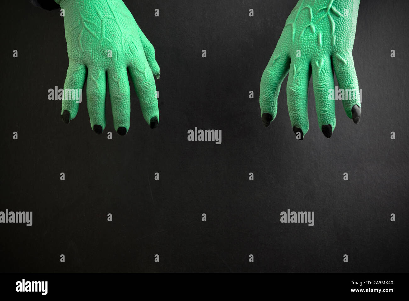 Halloween grüne Hexen oder Zombie monster Hände auf schwarzem Hintergrund Stockfoto