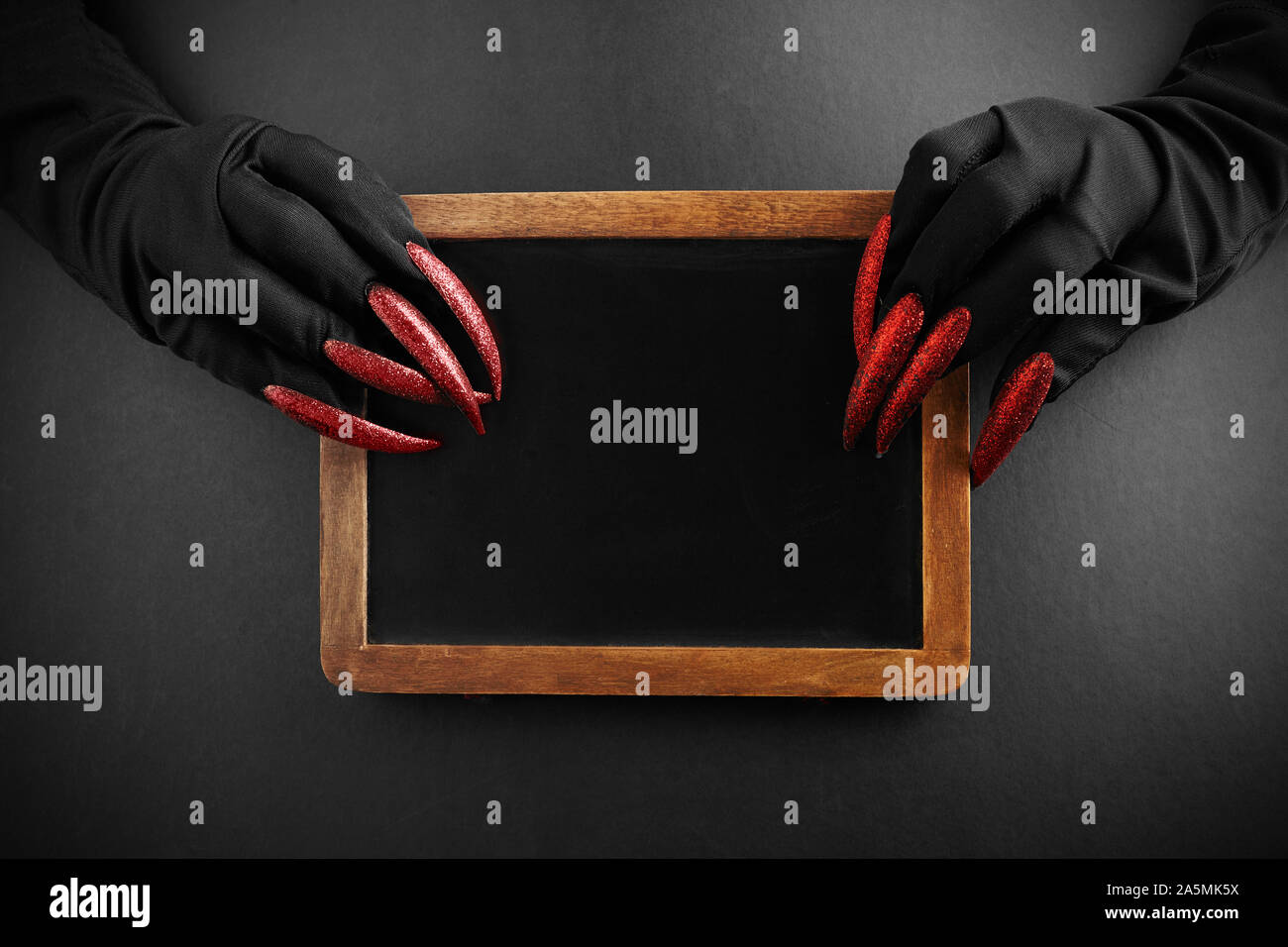 Halloween grüne Hexen oder Zombie monster Hände halten Schreibtisch auf schwarzem Hintergrund Stockfoto