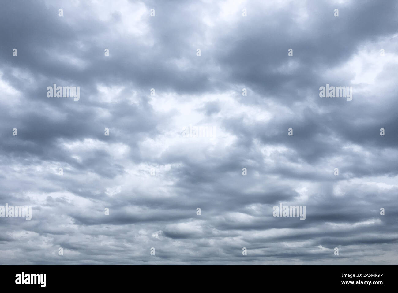 Dunkle Gewitterwolken am Himmel, Schwarzer Regen Wolken Stockfoto