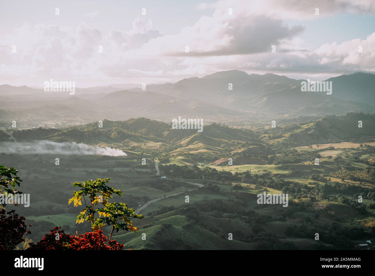 Sonnenaufgang in den Bergen. Diffuse und Haze Licht. Landschaft Stockfoto