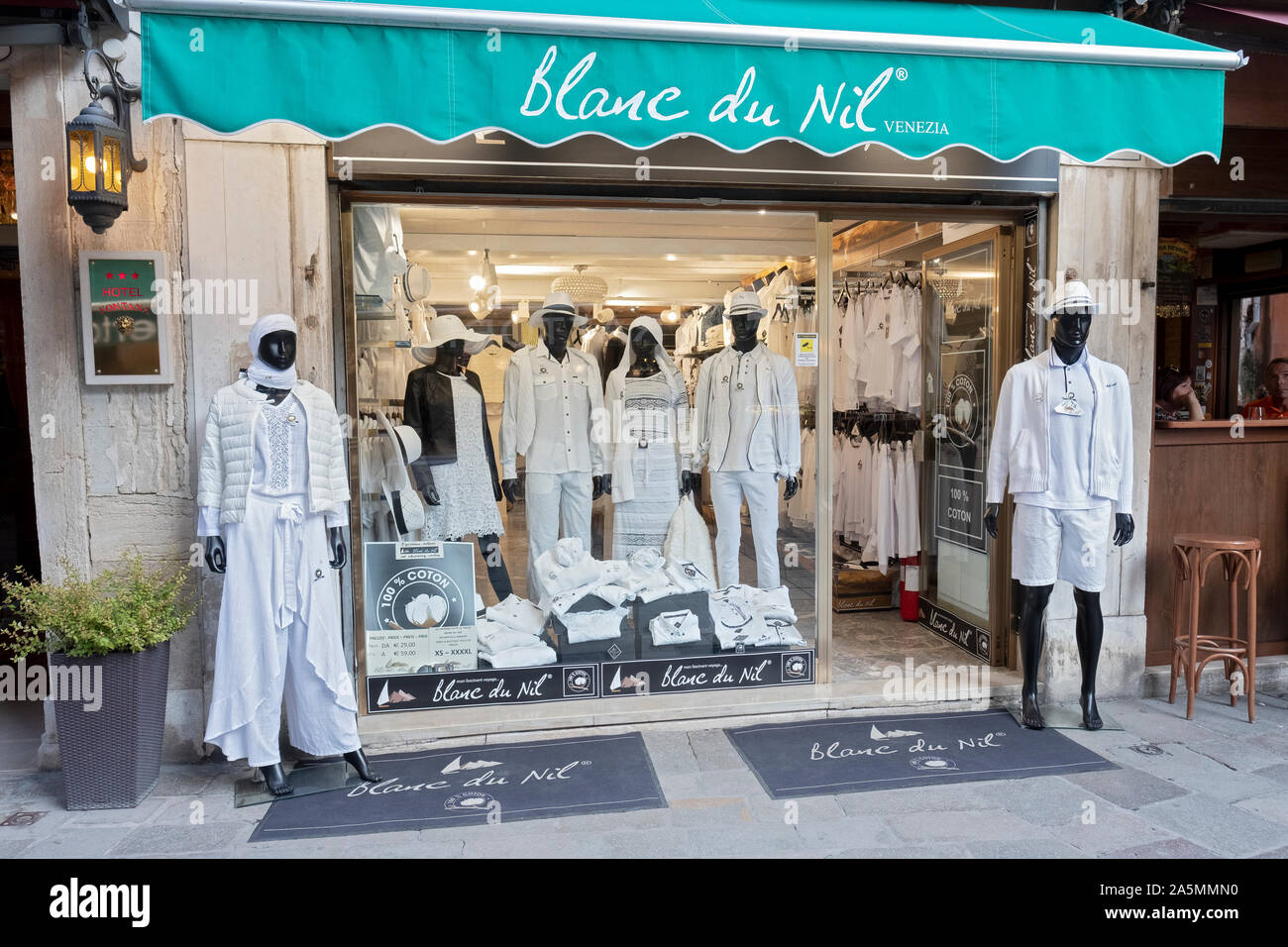 Das Äußere der Blanc du Nil women clothing Store in Compo S. Provolo in Venedig, Italien. Sie verkaufen alle weiße Kleidung. Stockfoto