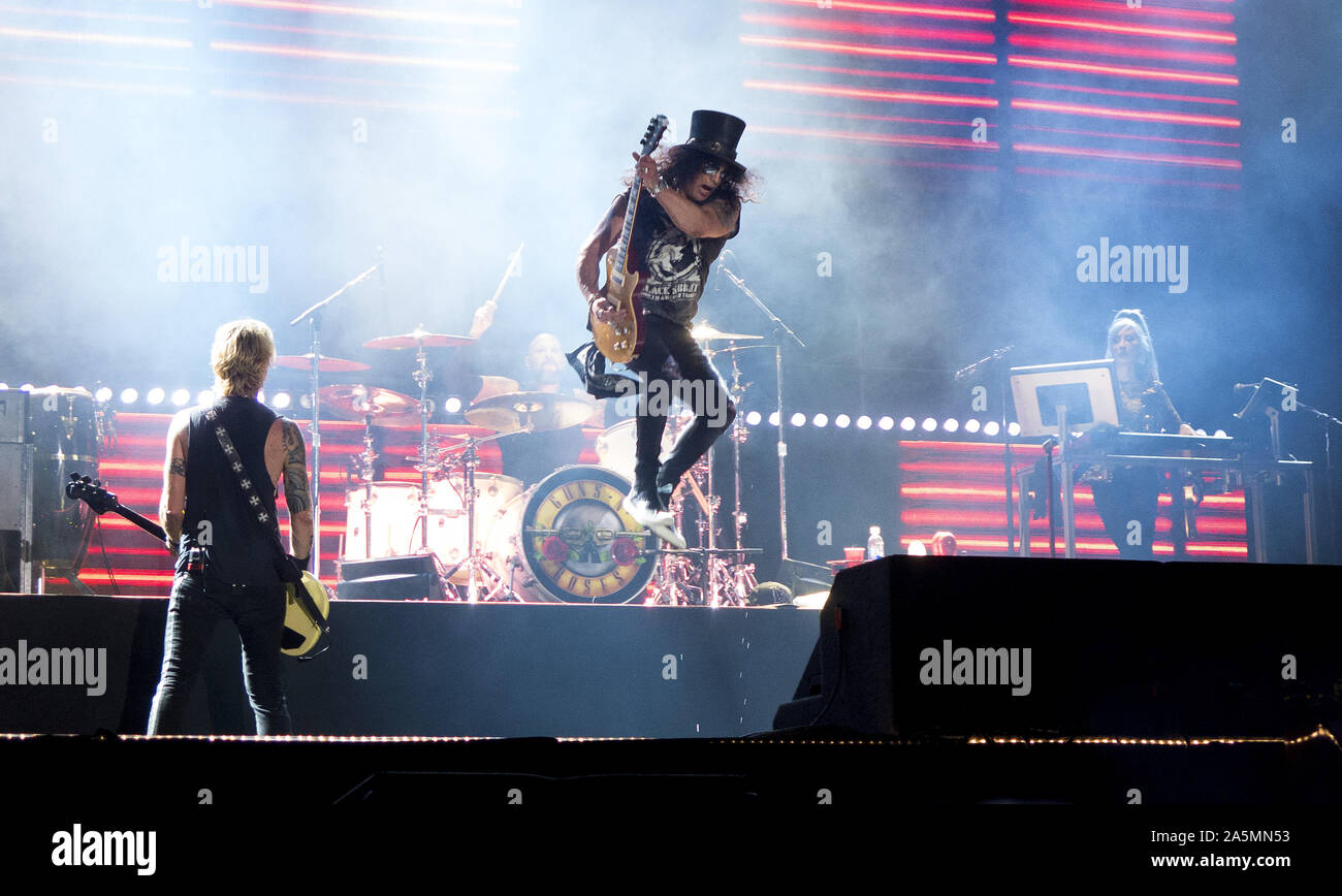 Oktober 20, 2019, Tijuana, Baja California, Mexiko: Gitarrist Slash der Rockband Guns N' Roses führt live auf der Bühne während eines Konzertes auf ihre Die nicht in diesem Leben Tour am Estadio Caliente. (Bild: © KC Alfred/ZUMA Draht) Stockfoto