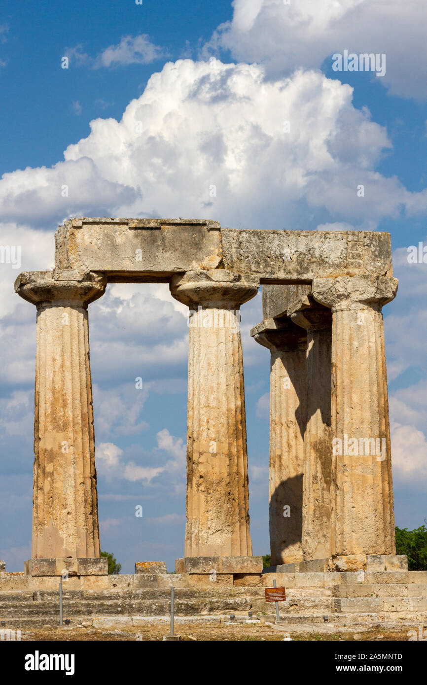 Antike Korinth, Griechenland. Die archaische Tempel des Apollo. Stockfoto