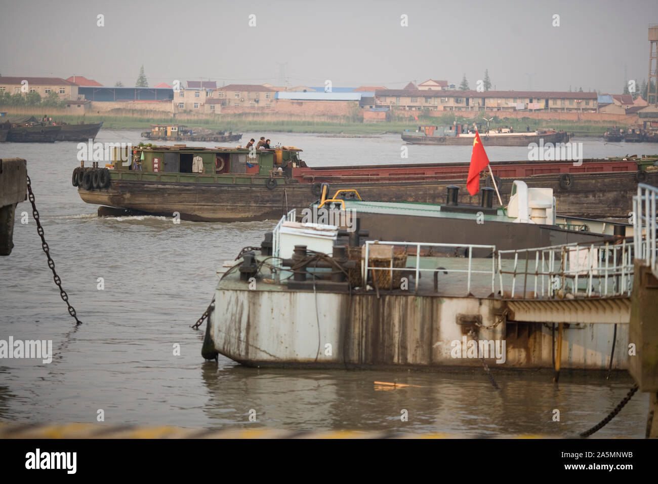 Boote in einem Versandbereich. Stockfoto