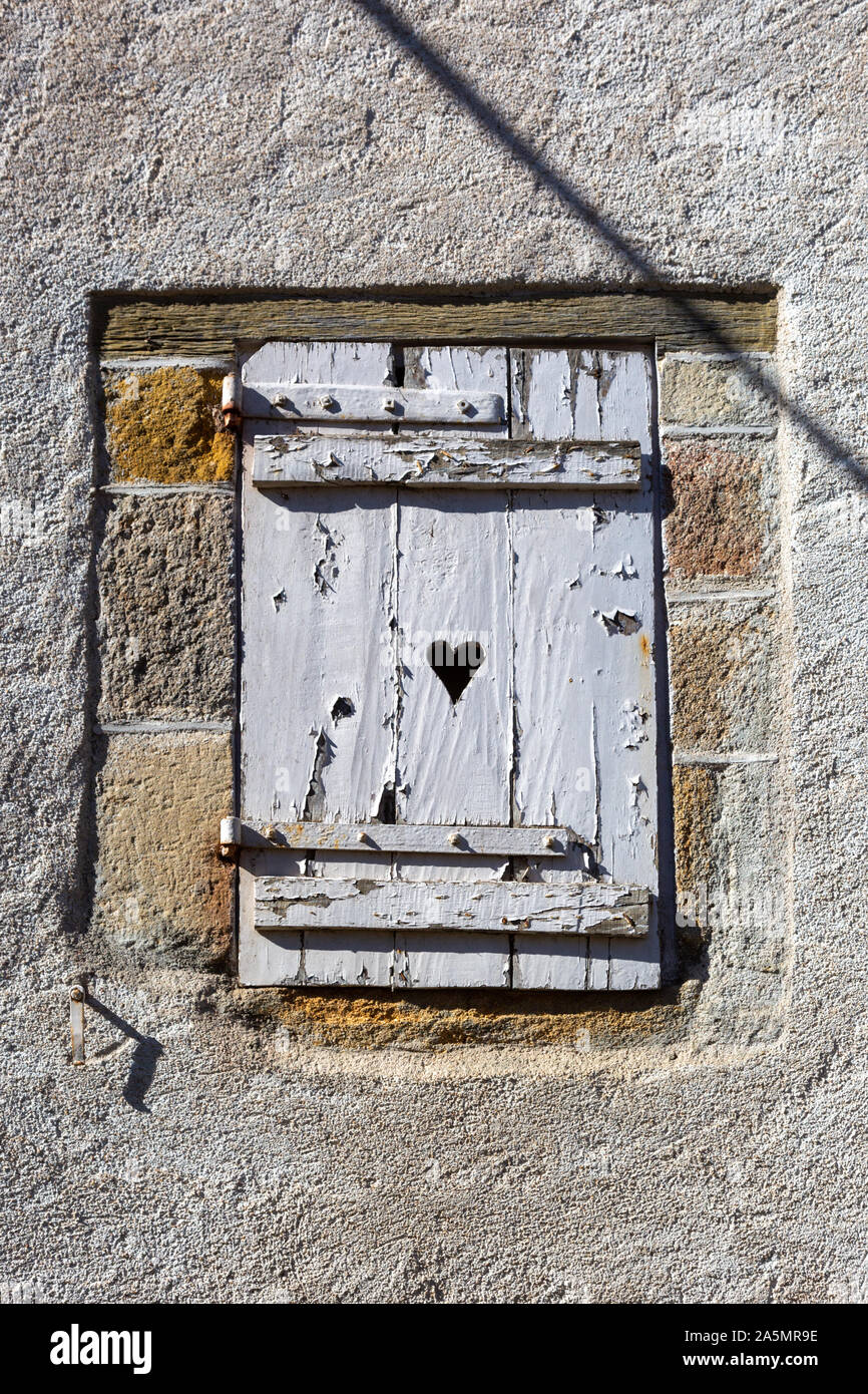 Fenster mit Fensterläden, Mont-Saint-Michel, Frankreich Stockfoto