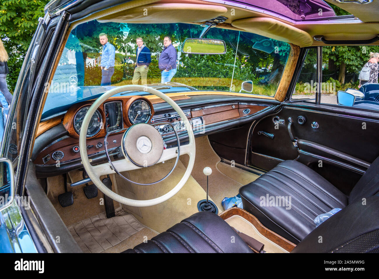 Baden Baden Deutschland Juli 2019 Violett Violett Leder Innenausstattung Der Mercedes Benz W111 280 Se 280 Se Coupe 1961 1971 Oldtimer Treffen Im Kurpark Stockfotografie Alamy